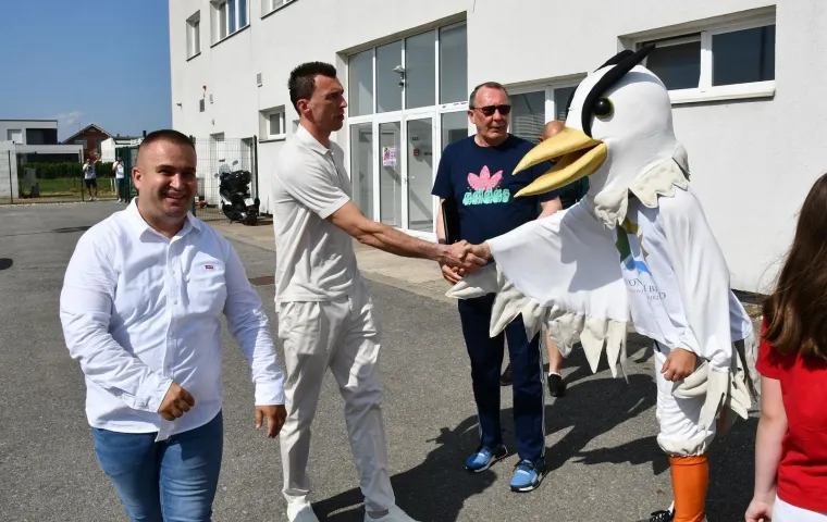 Mandžukić kao najveći mrgud stigao na otvaranje terena s njegovim imenom: Evo kako mu je maskota izmamila osmijeh