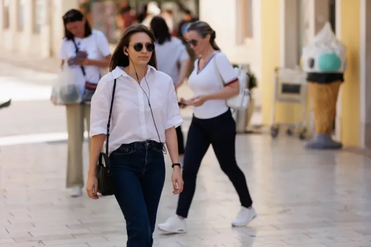 Sunce se užarilo, a svi su primijetili nju: Atraktivna crvenokosa svojom pojavom očarala prisutne