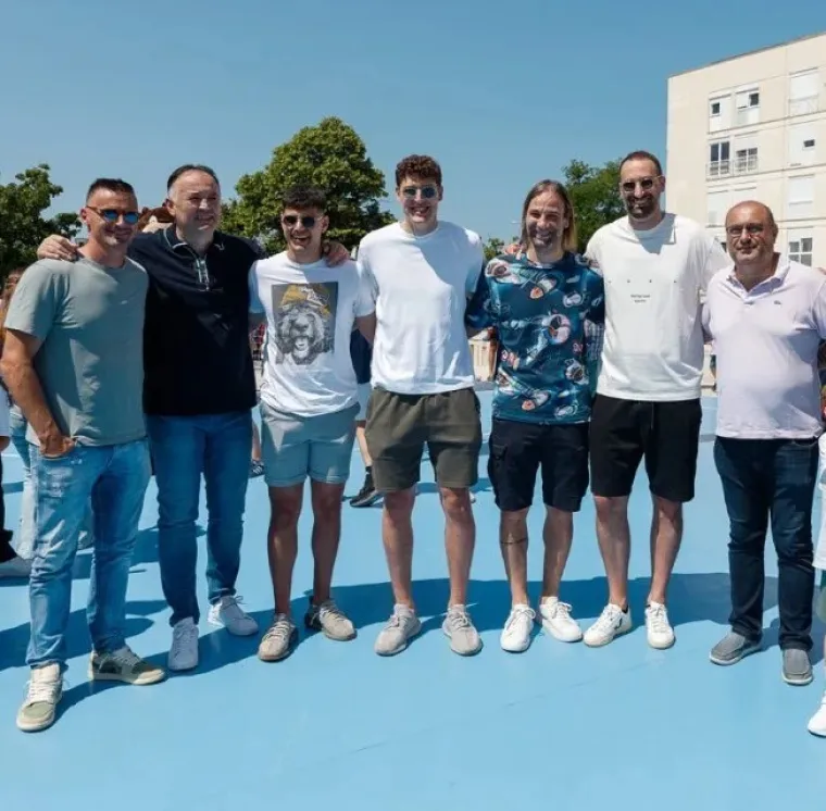 Sunce se užarilo, a svi su primijetili nju: Atraktivna crvenokosa svojom pojavom očarala prisutne