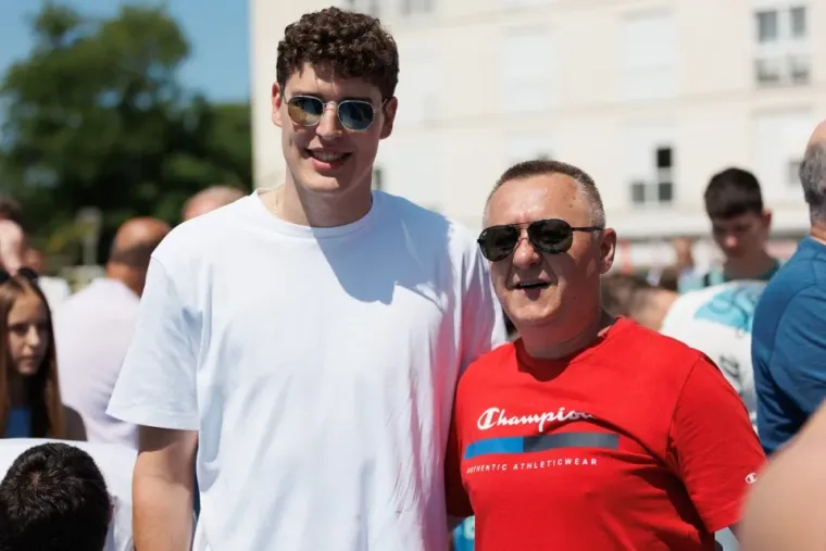 Sunce se užarilo, a svi su primijetili nju: Atraktivna crvenokosa svojom pojavom očarala prisutne