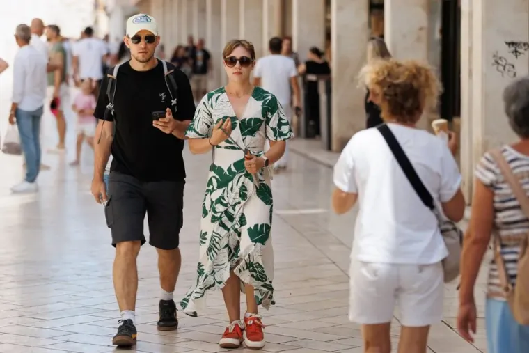 Sunce se užarilo, a svi su primijetili nju: Atraktivna crvenokosa svojom pojavom očarala prisutne