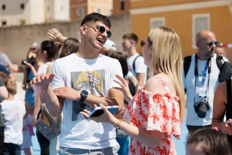 Sunce se užarilo, a svi su primijetili nju: Atraktivna crvenokosa svojom pojavom očarala prisutne