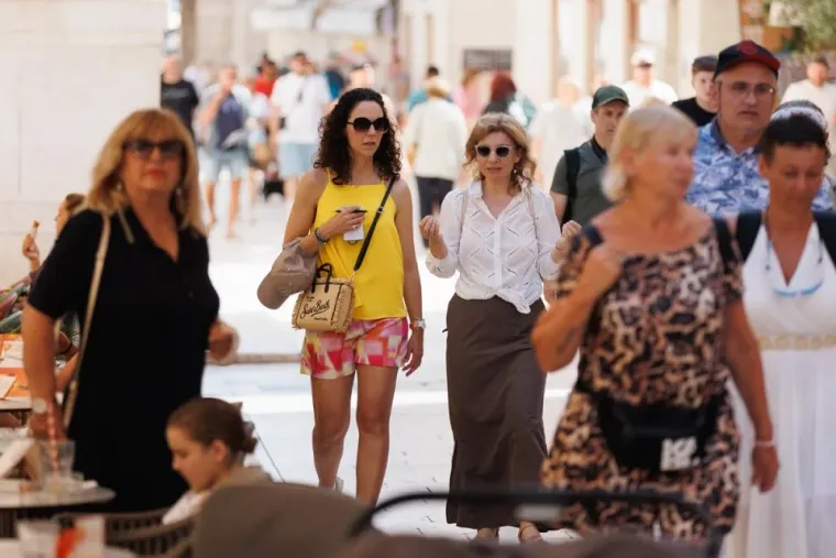 Sunce se užarilo, a svi su primijetili nju: Atraktivna crvenokosa svojom pojavom očarala prisutne
