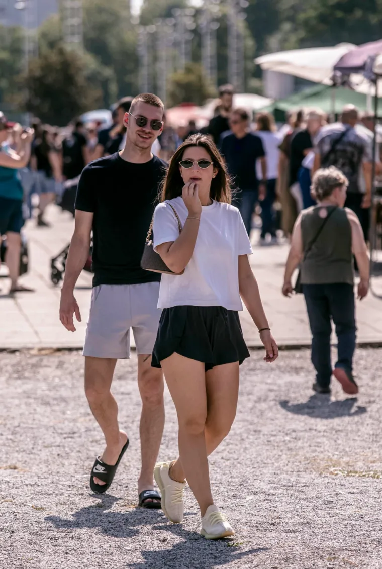 Kratka suknja i osmijeh od uha do uha: Zgodna dama outfitom i raspoloženjem šarmirala Osječane