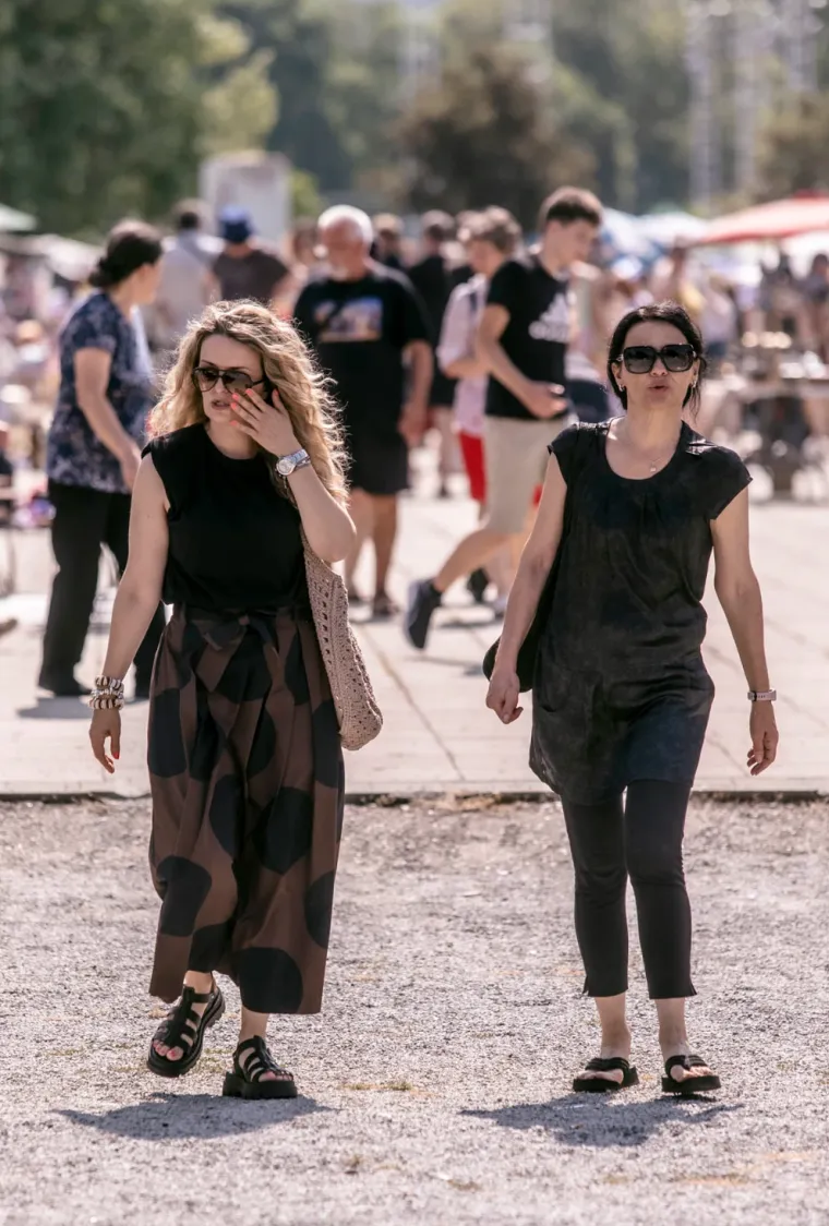 Kratka suknja i osmijeh od uha do uha: Zgodna dama outfitom i raspoloženjem šarmirala Osječane