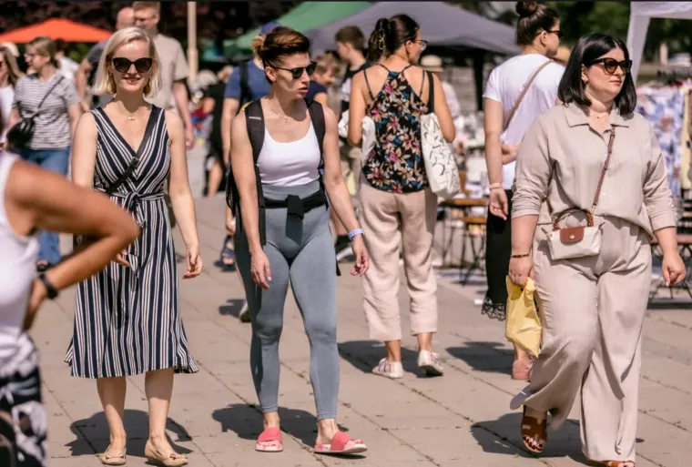 Kratka suknja i osmijeh od uha do uha: Zgodna dama outfitom i raspoloženjem šarmirala Osječane