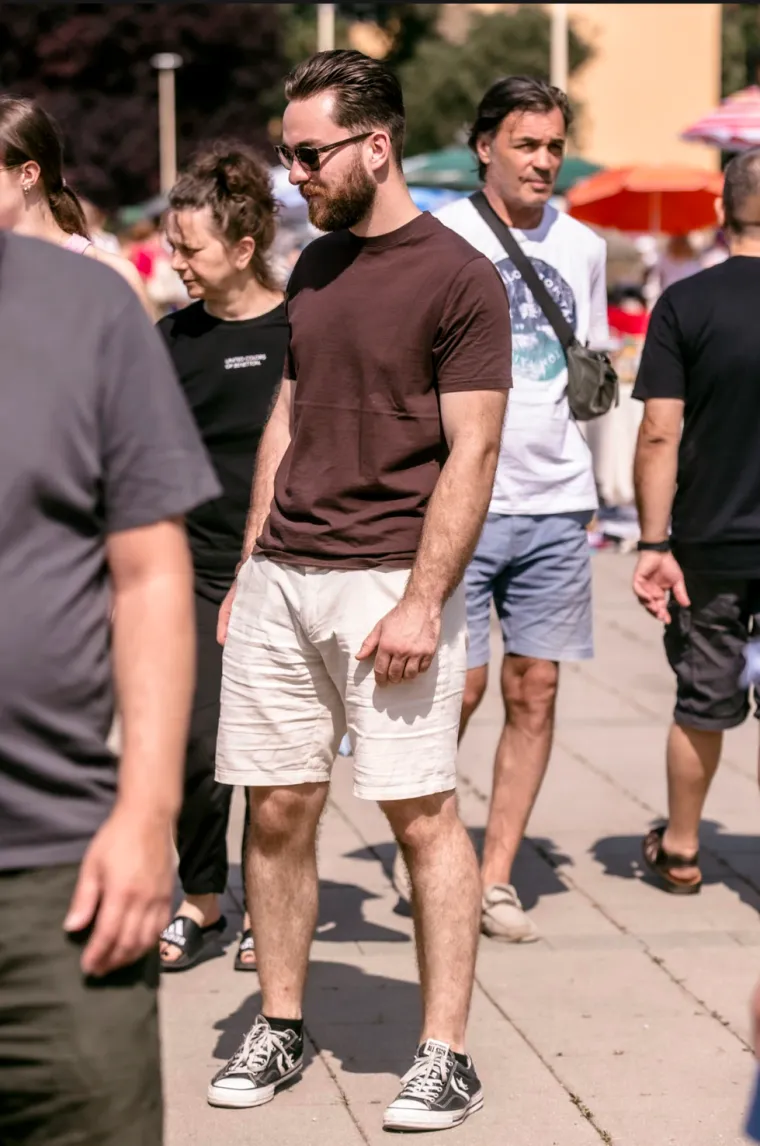 Kratka suknja i osmijeh od uha do uha: Zgodna dama outfitom i raspoloženjem šarmirala Osječane