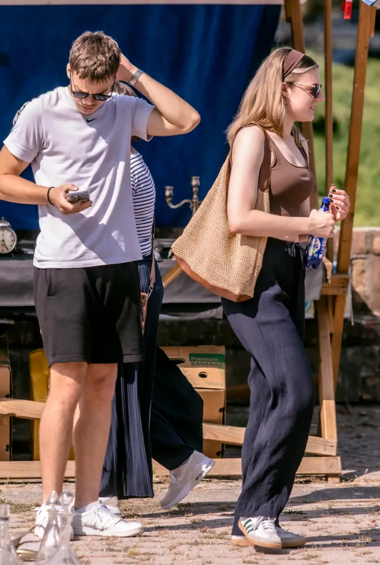 Kratka suknja i osmijeh od uha do uha: Zgodna dama outfitom i raspoloženjem šarmirala Osječane