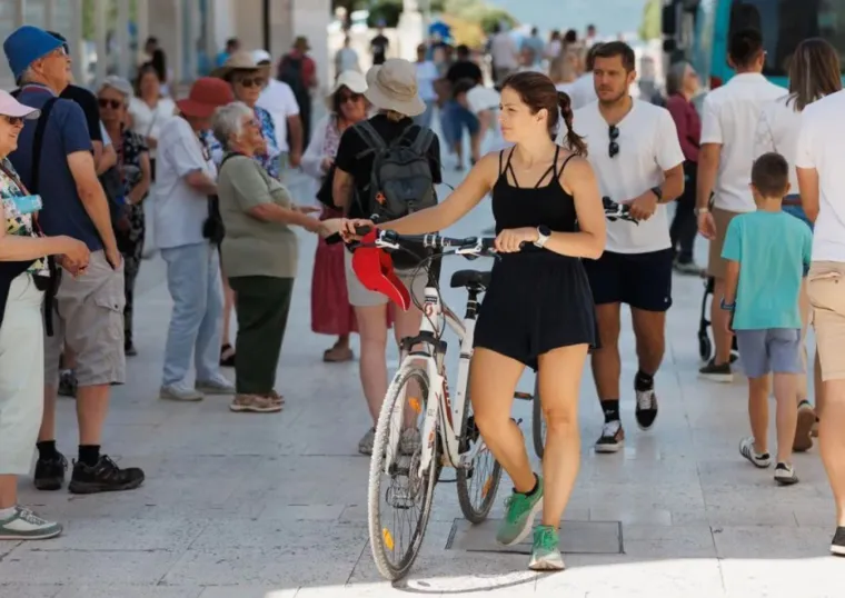 Vruće hlačice bile su hit u Zadru, a jedna ih je djevojka nosila savršeno
