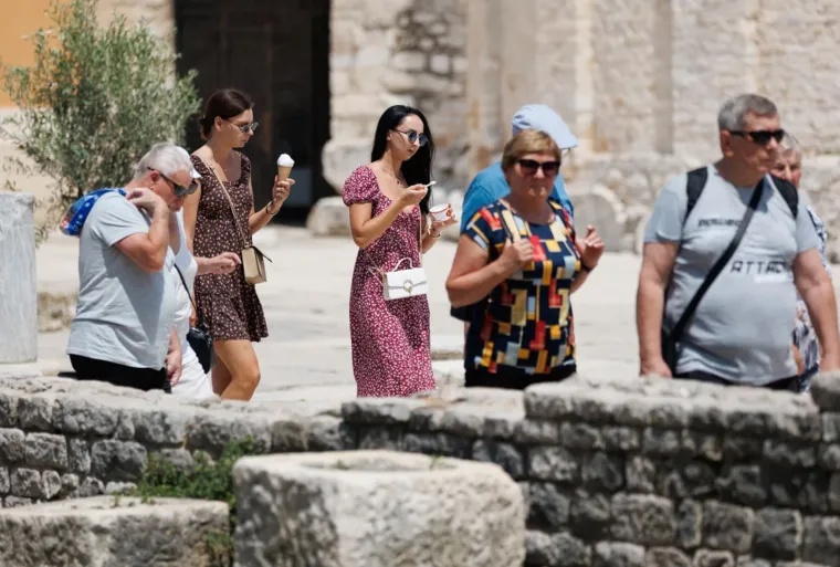 Djevojka u bijelom kao manekenka, a u prvi plan upao detalj na desnoj ruci