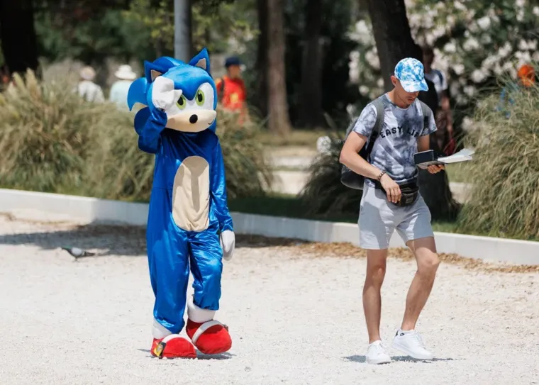 Djevojka u bijelom kao manekenka, a u prvi plan upao detalj na desnoj ruci