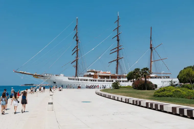 Djevojka u bijelom kao manekenka, a u prvi plan upao detalj na desnoj ruci