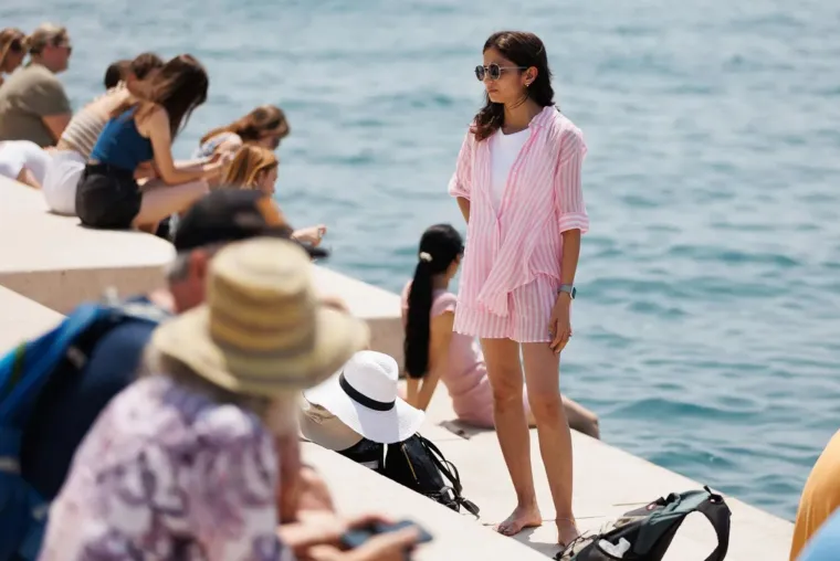 Djevojka u bijelom kao manekenka, a u prvi plan upao detalj na desnoj ruci