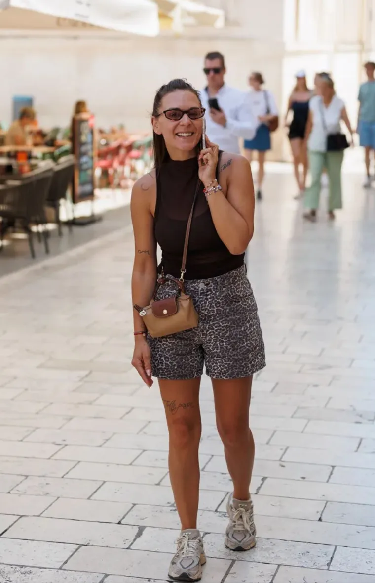 Djevojka u bijelom kao manekenka, a u prvi plan upao detalj na desnoj ruci