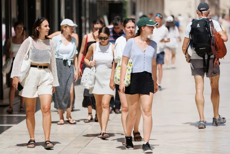 Djevojka u bijelom kao manekenka, a u prvi plan upao detalj na desnoj ruci