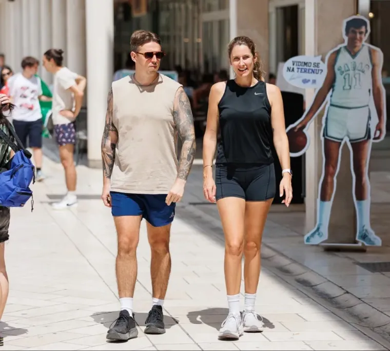 Djevojka u bijelom kao manekenka, a u prvi plan upao detalj na desnoj ruci