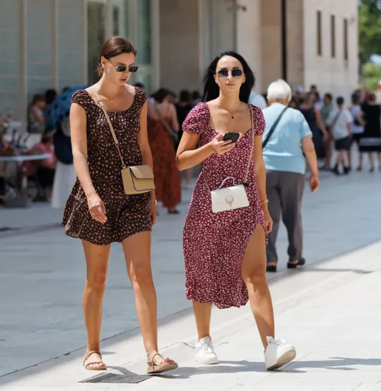 Djevojka u bijelom kao manekenka, a u prvi plan upao detalj na desnoj ruci