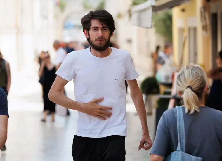 Djevojka u bijelom kao manekenka, a u prvi plan upao detalj na desnoj ruci