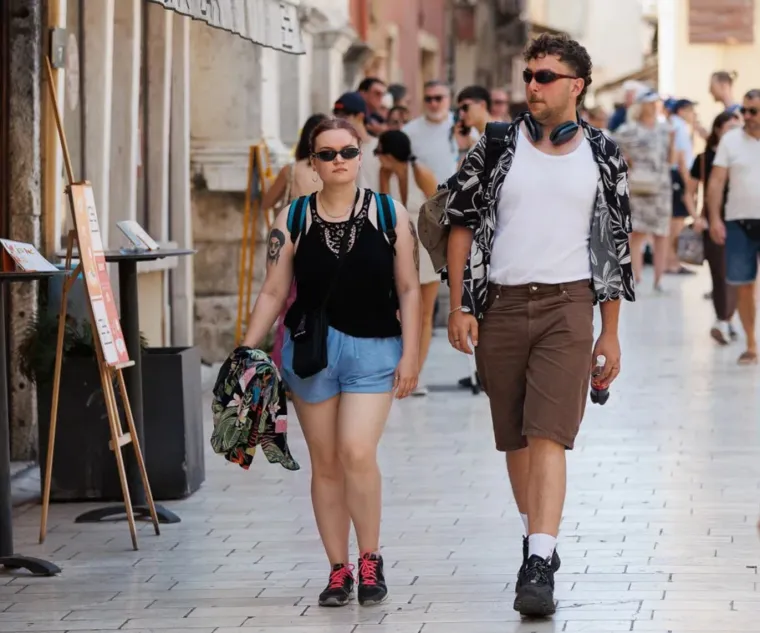 Djevojka u bijelom kao manekenka, a u prvi plan upao detalj na desnoj ruci