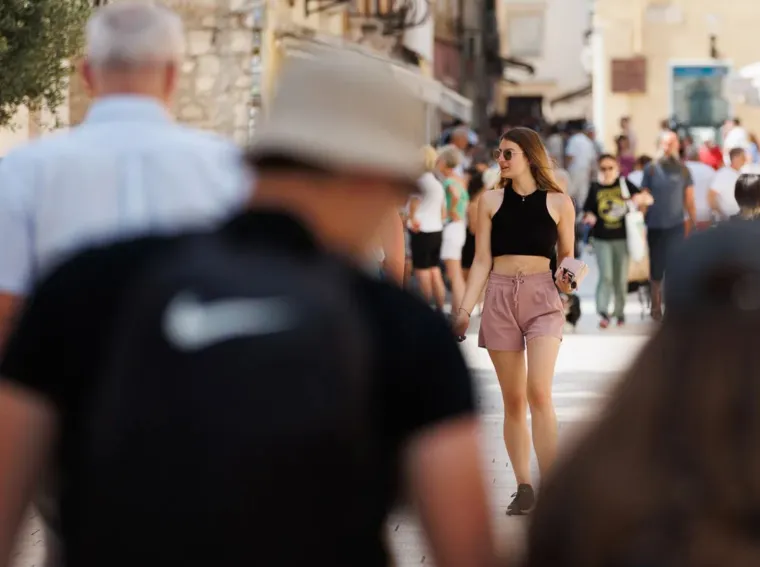 Djevojka u bijelom kao manekenka, a u prvi plan upao detalj na desnoj ruci