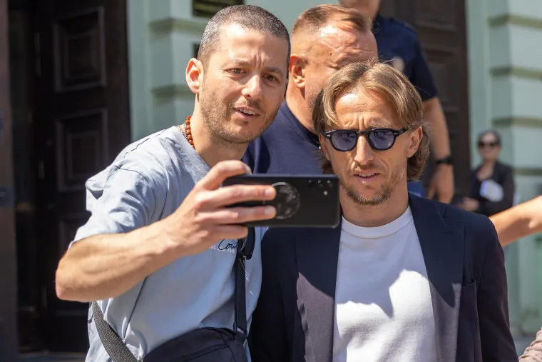 Modrić izazvao delirij nakon izlaska iz sudnice: Jedna žena se ba&scaron; potrudila uslikati Luku