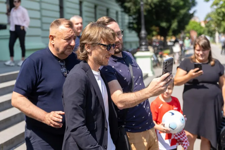 Modrić izazvao delirij nakon izlaska iz sudnice: Jedna žena se ba&scaron; potrudila uslikati Luku