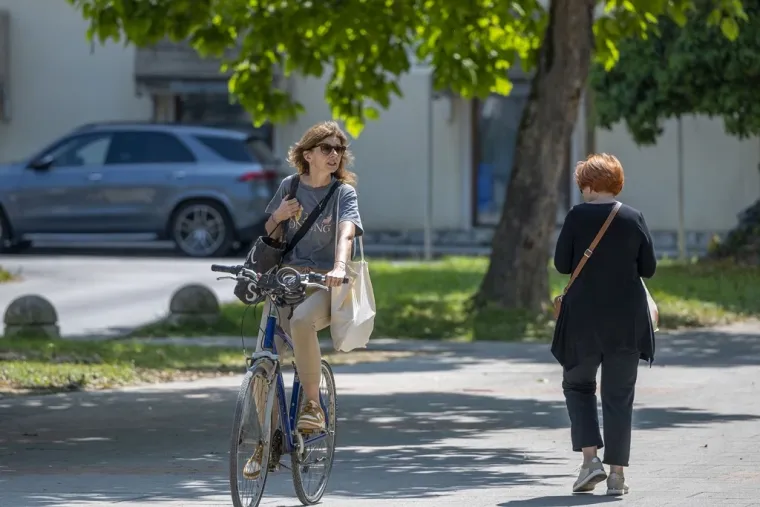 Dama u štiklama podigla temperaturu, a neki se skinuli u kupaće kostime