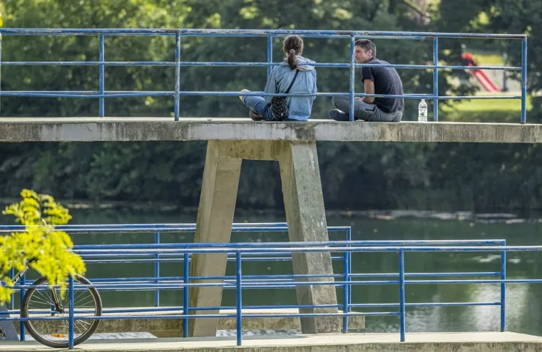 Dama u štiklama podigla temperaturu, a neki se skinuli u kupaće kostime