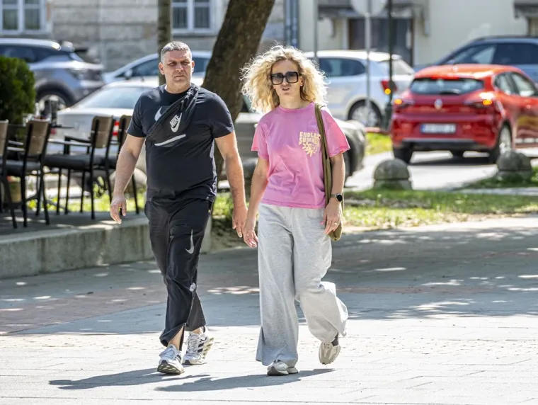 Dama u štiklama podigla temperaturu, a neki se skinuli u kupaće kostime