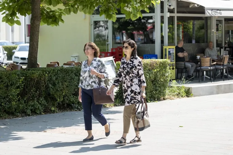 Dama u štiklama podigla temperaturu, a neki se skinuli u kupaće kostime