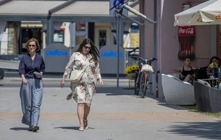 Dama u štiklama podigla temperaturu, a neki se skinuli u kupaće kostime