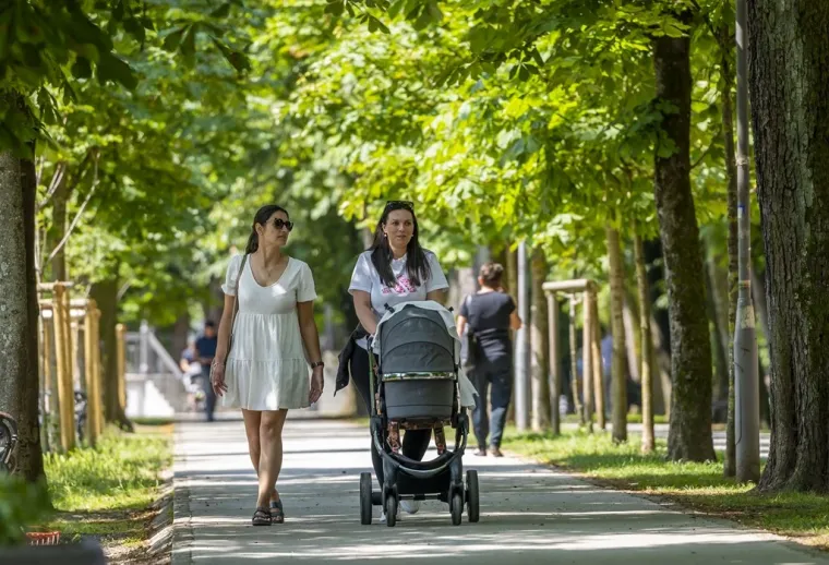 Dama u štiklama podigla temperaturu, a neki se skinuli u kupaće kostime