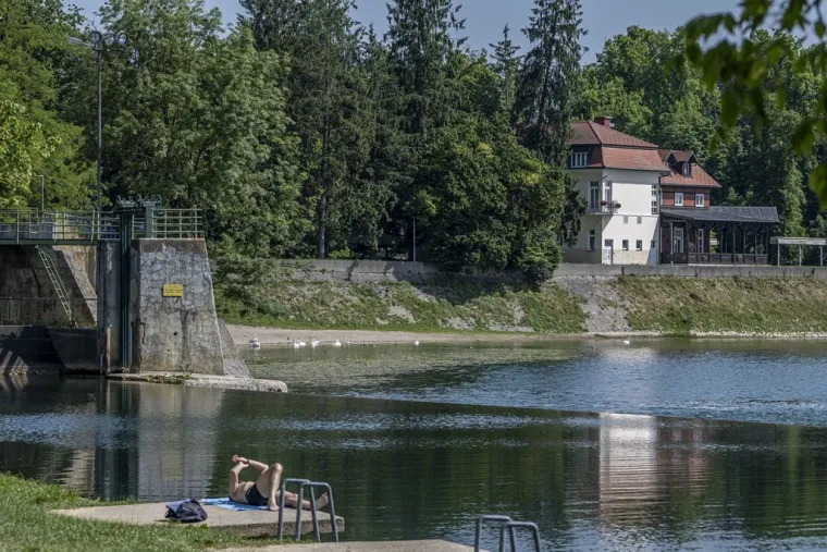 Dama u štiklama podigla temperaturu, a neki se skinuli u kupaće kostime