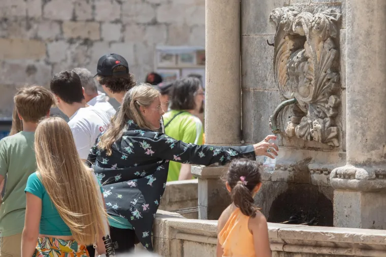 Padaju temperaturni rekordi, plaže su krcate: Pogledajte kako se rashlađuju u Dubrovniku
