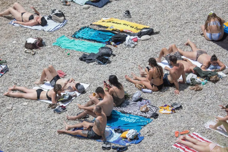 Padaju temperaturni rekordi, plaže su krcate: Pogledajte kako se rashlađuju u Dubrovniku