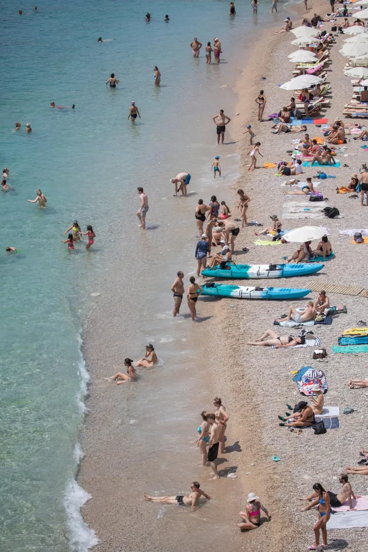 Padaju temperaturni rekordi, plaže su krcate: Pogledajte kako se rashlađuju u Dubrovniku