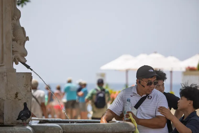 Padaju temperaturni rekordi, plaže su krcate: Pogledajte kako se rashlađuju u Dubrovniku