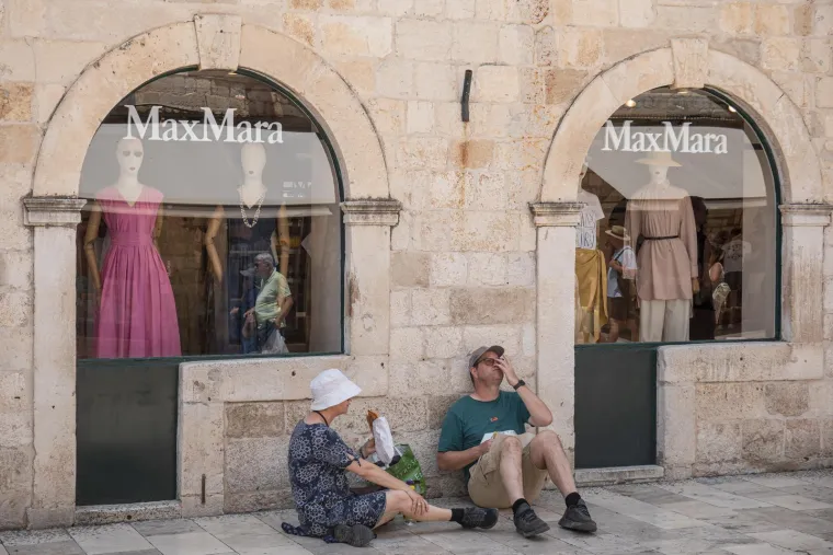 Padaju temperaturni rekordi, plaže su krcate: Pogledajte kako se rashlađuju u Dubrovniku
