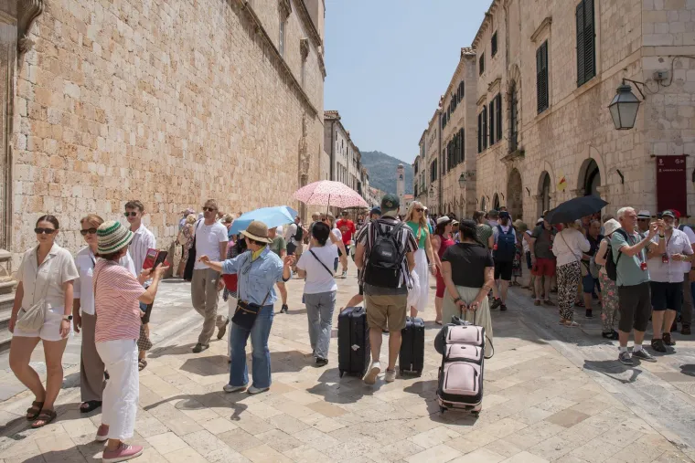 Padaju temperaturni rekordi, plaže su krcate: Pogledajte kako se rashlađuju u Dubrovniku