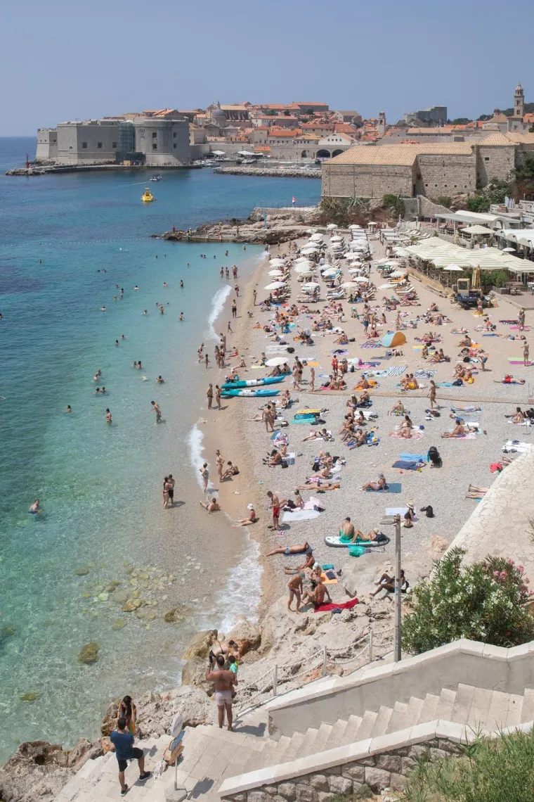 Padaju temperaturni rekordi, plaže su krcate: Pogledajte kako se rashlađuju u Dubrovniku