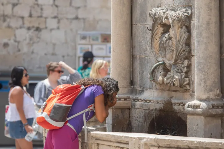 Padaju temperaturni rekordi, plaže su krcate: Pogledajte kako se rashlađuju u Dubrovniku