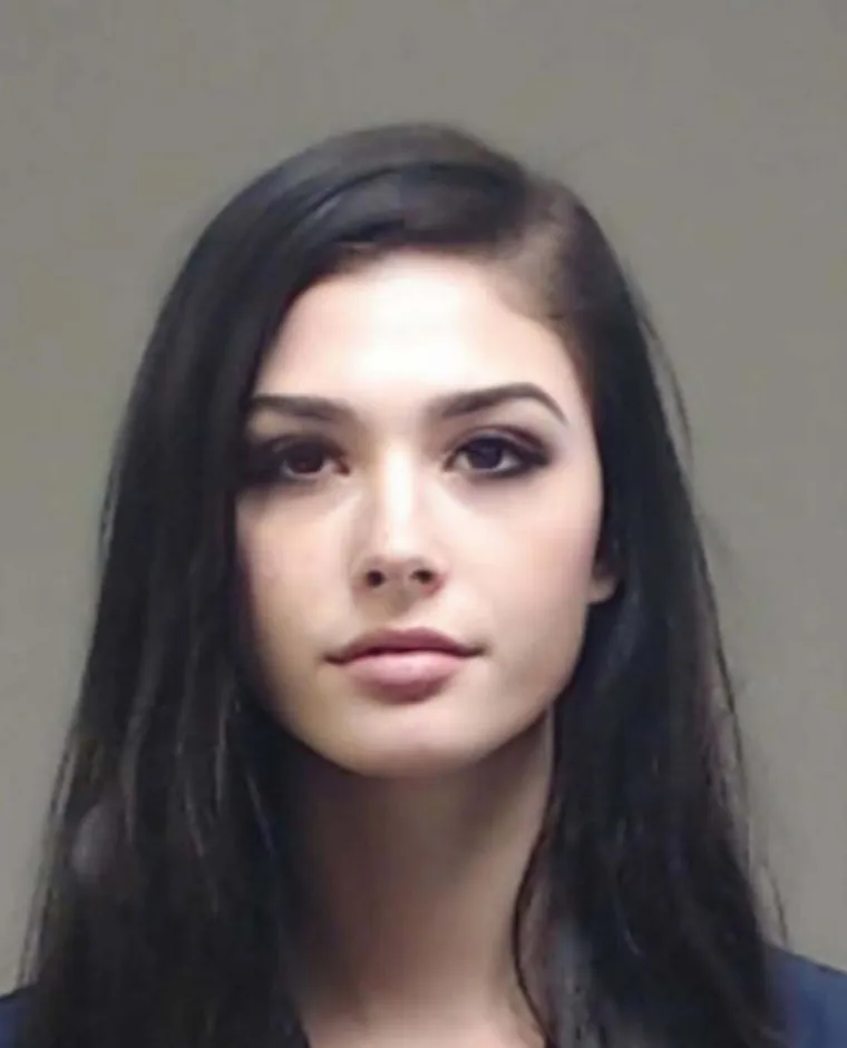Tek smo u lipnju, a već možemo organizirati izbor za Miss djevojke koju je policija vezala lisicama