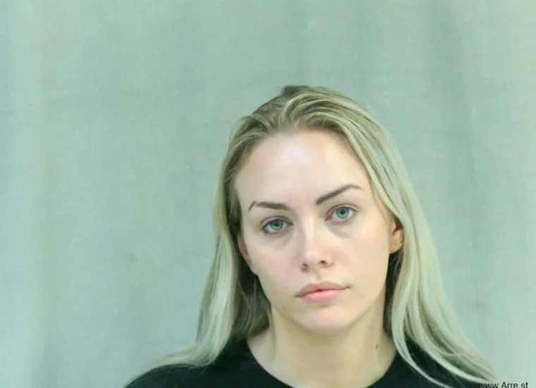 Tek smo u lipnju, a već možemo organizirati izbor za Miss djevojke koju je policija vezala lisicama