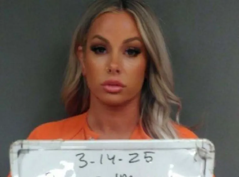 Tek smo u lipnju, a već možemo organizirati izbor za Miss djevojke koju je policija vezala lisicama