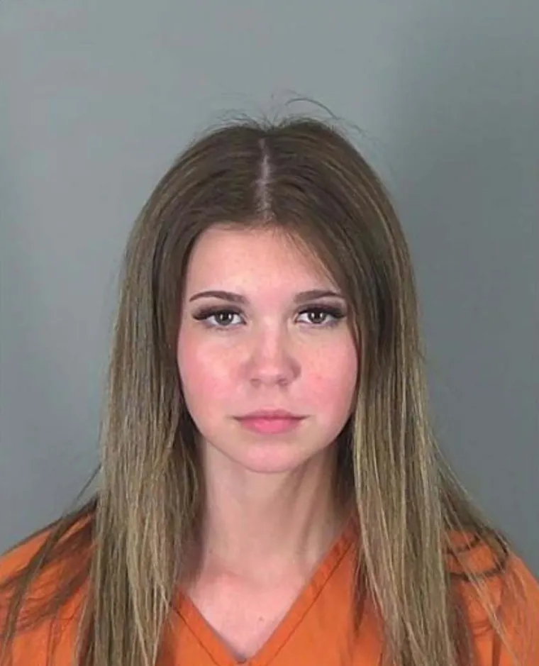 Tek smo u lipnju, a već možemo organizirati izbor za Miss djevojke koju je policija vezala lisicama