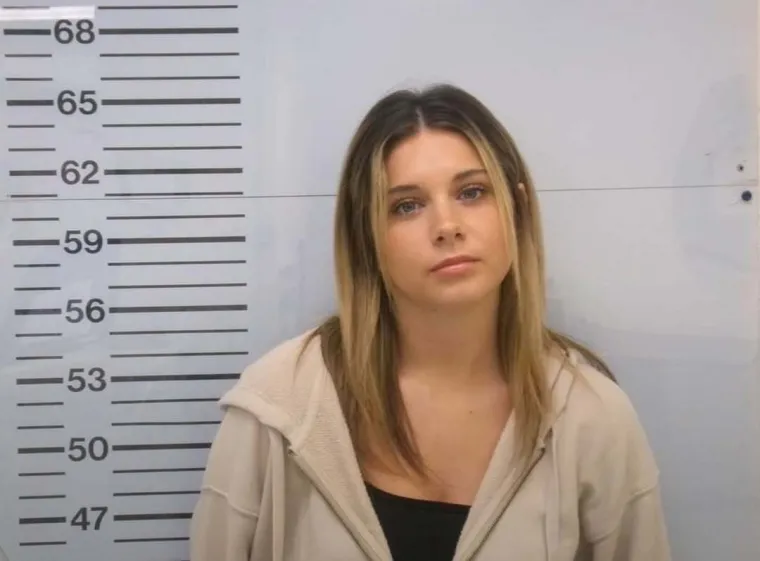 Tek smo u lipnju, a već možemo organizirati izbor za Miss djevojke koju je policija vezala lisicama