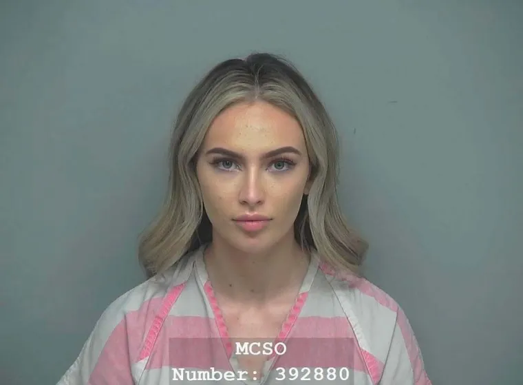 Tek smo u lipnju, a već možemo organizirati izbor za Miss djevojke koju je policija vezala lisicama