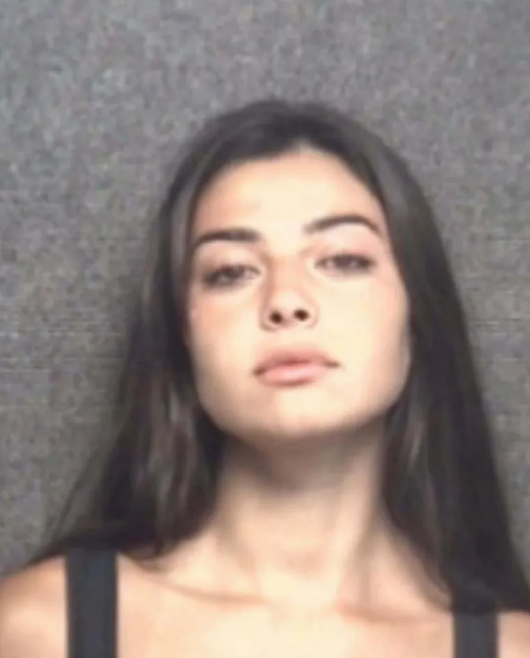 Tek smo u lipnju, a već možemo organizirati izbor za Miss djevojke koju je policija vezala lisicama