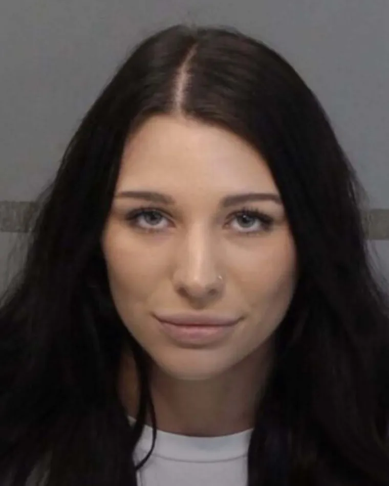 Tek smo u lipnju, a već možemo organizirati izbor za Miss djevojke koju je policija vezala lisicama