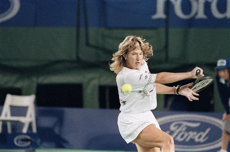 Teniska ikona danas izgleda bolje nego ikada: Steffi Graf plijeni plavim uvojcima